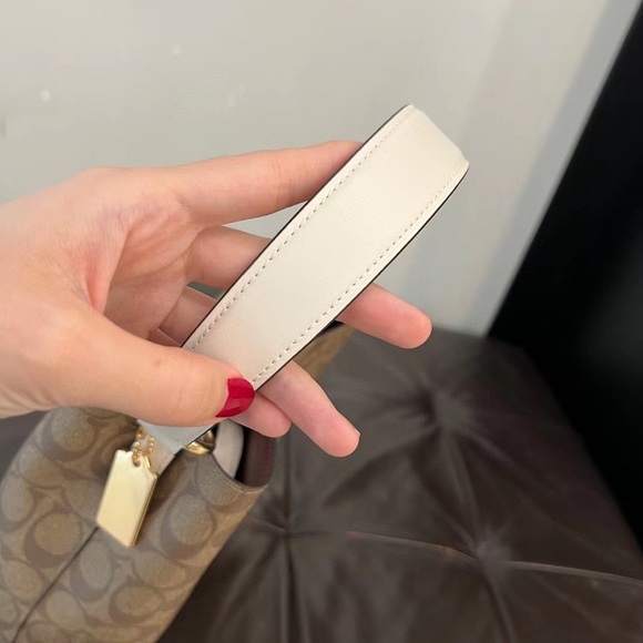 New! Coach Small Town Bucket Bag In Signature Canvas - Picture 5 of 16